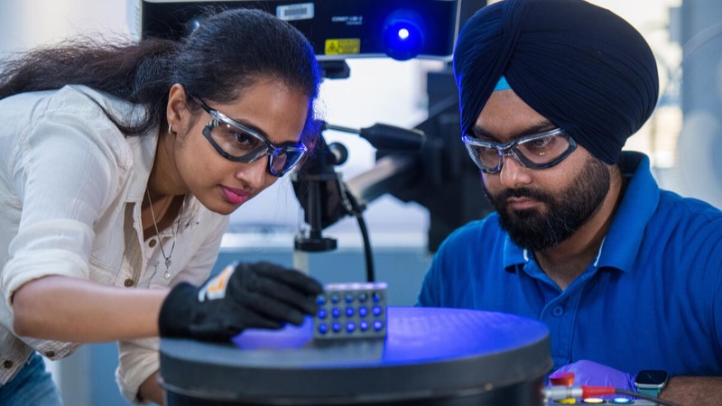 Two people use light to measure small component in 3D